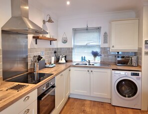 Køleskab, mikrobølgeovn, ovn, kogeplade