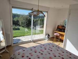 4 bedrooms, iron/ironing board, travel cot, free WiFi