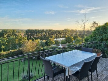 Terrasse haute avec vue sur la Seine et la forêt de Saint-Germain-en-Laye
