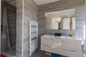 Combined shower/bathtub, hair dryer, towels, soap