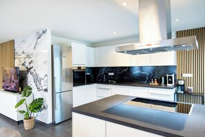 冰箱、微波炉、烤箱、炉灶