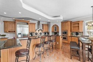 Refrigerador, microondas, horno, placa de cocina