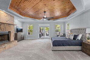 5 bedrooms, iron/ironing board, free WiFi, bed sheets - Cove Front, Kayak, Pedal Boat, and Nearby Restos (Rocky Mount)