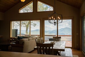 Interior - Unbelievable Views, Hot Tub, Fire Pit, Fire Table, Indoor Fireplace (Waynesville)