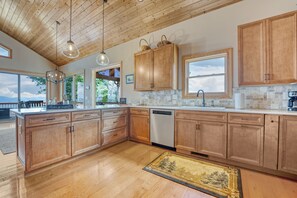 Fridge, microwave, oven, stovetop - Unbelievable Views, Hot Tub, Fire Pit, Fire Table, Indoor Fireplace (Waynesville)