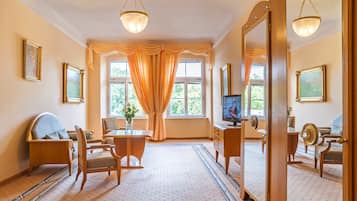 Deluxe-Apartment | Wohnbereich | Flachbildfernseher