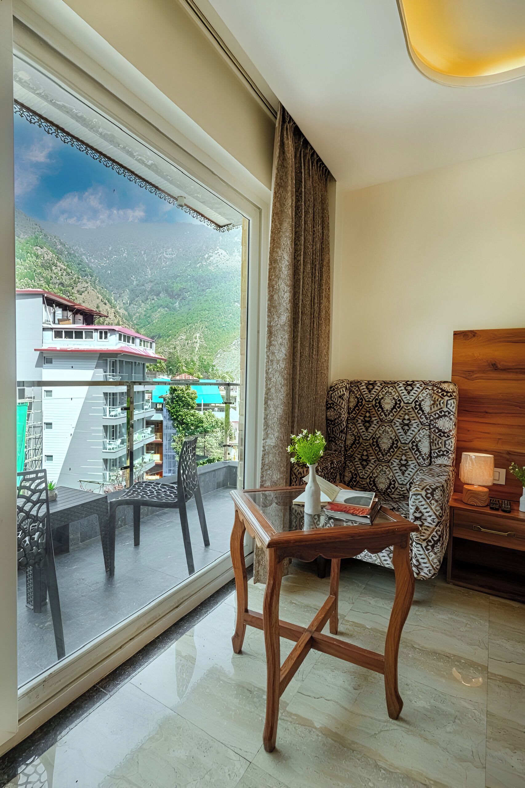 Super Deluxe Room with Balcony and Mountain view | Zona de estar | Smart TV de 43 pulgadas con canales por satélite