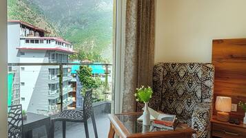 Super Deluxe Room with Balcony and Mountain view | Area keluarga | Smart TV 43-inci dengan saluran TV satelit