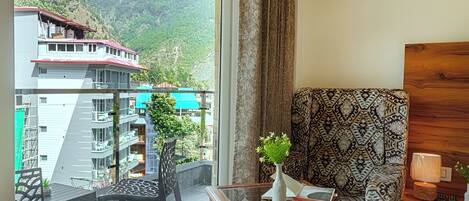 Super Deluxe Room with Balcony and Mountain view | Zona de estar | Smart TV de 43 pulgadas con canales por satélite