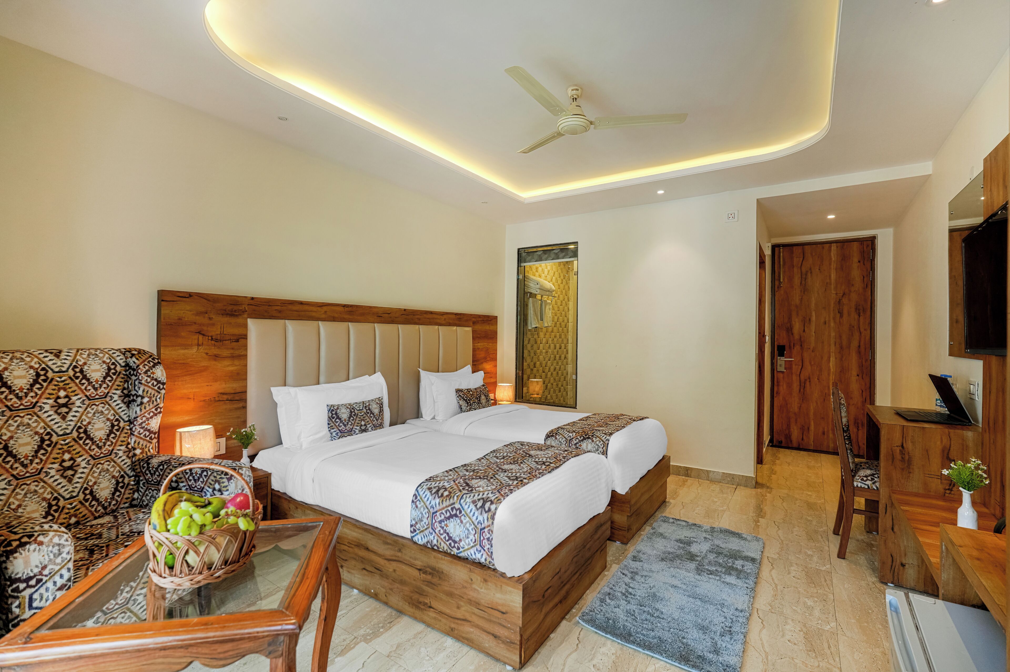 Deluxe Twin Room with balcony and mountain view | Living room | 43-inch Smart TV with satellite channels