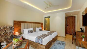 Deluxe Twin Room with balcony and mountain view | Living room | 43-inch Smart TV with satellite channels