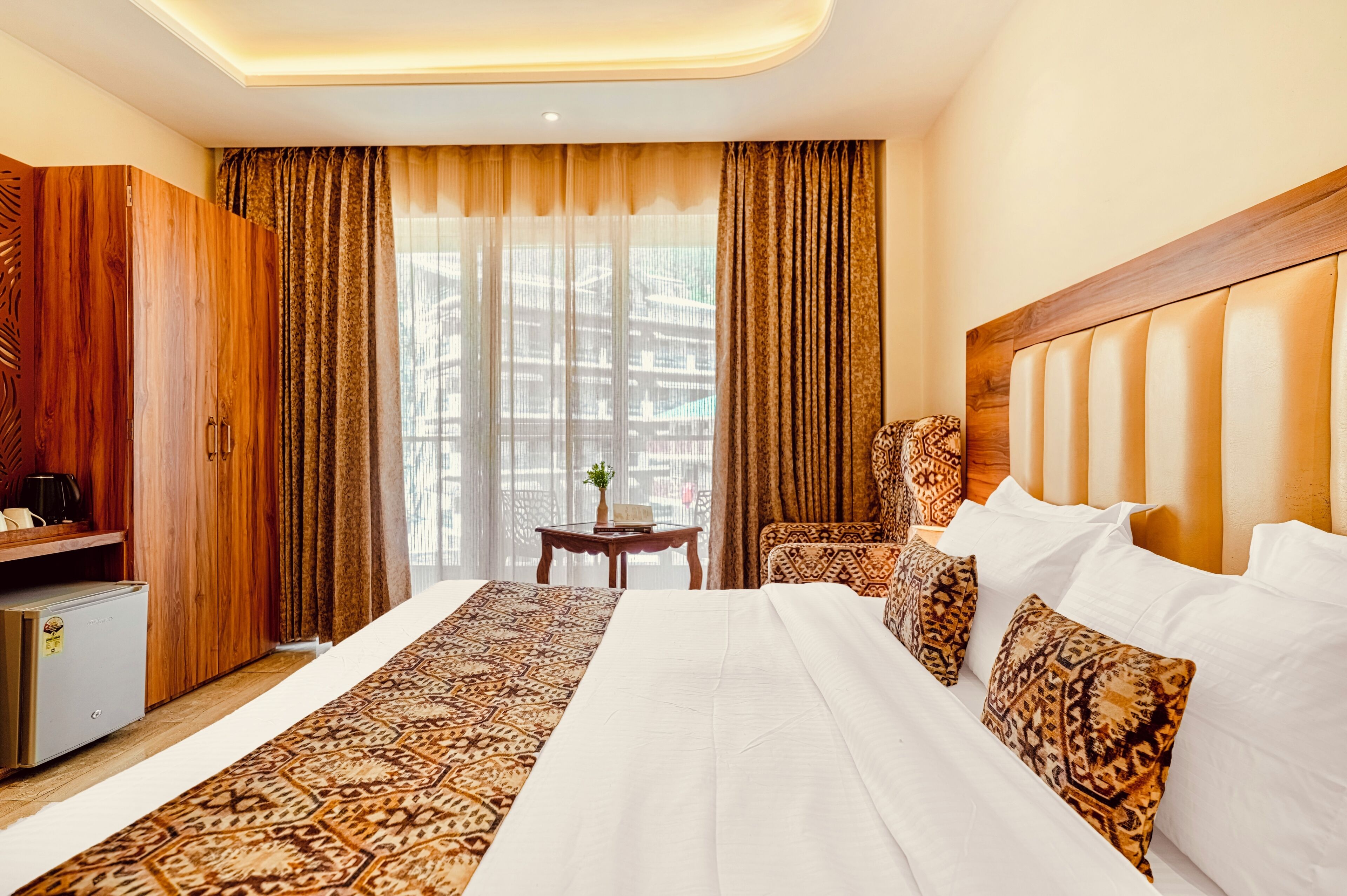 Deluxe Double Room with Balcony and Mountain view | Bar mini, katil lipat simpan/tambahan, Wi-fi percuma, cadar katil 