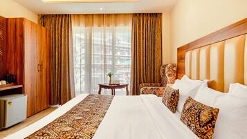 Deluxe Double Room with Balcony and Mountain view | Bar mini, katil lipat simpan/tambahan, Wi-fi percuma, cadar katil