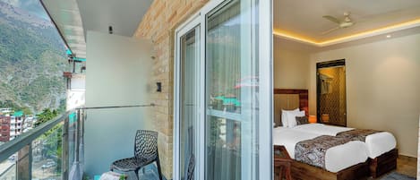 Deluxe Twin Room with balcony and mountain view | Pemandangan dari kamar