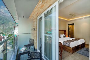 Deluxe Twin Room with balcony and mountain view | Vista do quarto