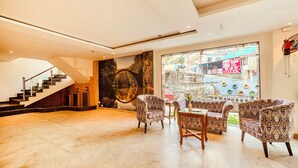 Interior entrance - Hotel Classic Hills (Dharamshala)