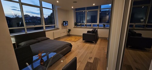 Bright and spacious studio in the Heart of Tottenham.