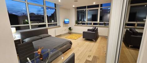 1 室のベッドルーム、デスク、アイロン / アイロン台、WiFi (無料)