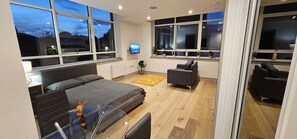 1 bedroom, desk, iron/ironing board, free WiFi - Bright and spacious studio in the Heart of Tottenham. (London)