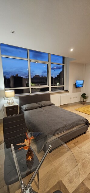 1 bedroom, desk, iron/ironing board, free WiFi - Bright and spacious studio in the Heart of Tottenham. (London)