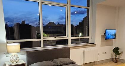 Bright and spacious studio in the Heart of Tottenham.