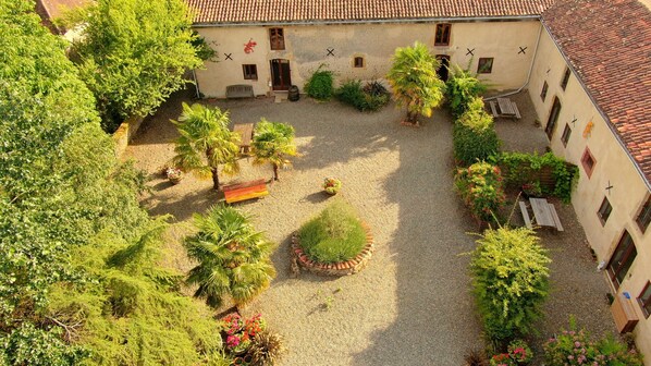 Property grounds - Rural Gites Hidden in Madiran Vines (Madiran)