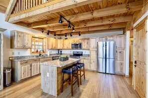 Fridge, microwave, oven, stovetop - Boone bliss mountain house (Boone)