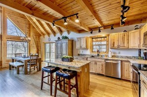 Fridge, microwave, oven, stovetop - Boone bliss mountain house (Boone)