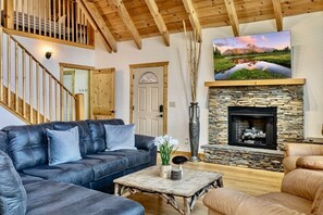 Smart TV, fireplace, table football, books - Boone bliss mountain house (Boone)