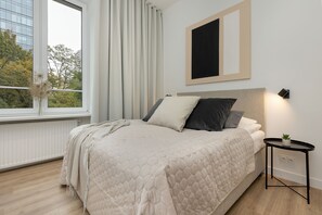 2 bedrooms, desk, laptop workspace, bed sheets - Apartments Warsaw City Center by Renters (Warsaw)