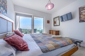 4 chambres, coffres-forts dans les chambres, fer et planche à repasser