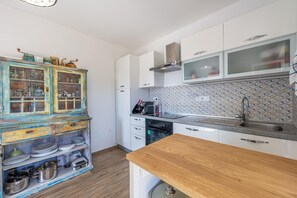 Fridge, microwave, oven, stovetop - Villa Rozeta with sea view (Šegotići)