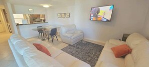Condo, varias camas, balcón, vista al jardín (Habitat 25) | Área de sala de estar | Televisión de 40 pulgadas con canales por cable 