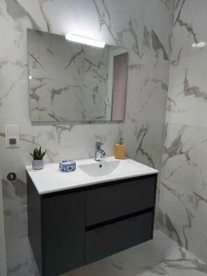 Dusch, hårtork, bidé och handdukar