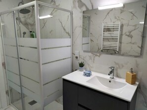 Dusche, Haartrockner, Bidet, Handtücher