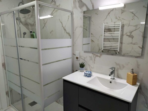 Dusche, Haartrockner, Bidet, Handtücher
