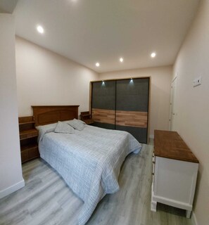2 chambres, fer et planche à repasser, Wi-Fi, draps fournis