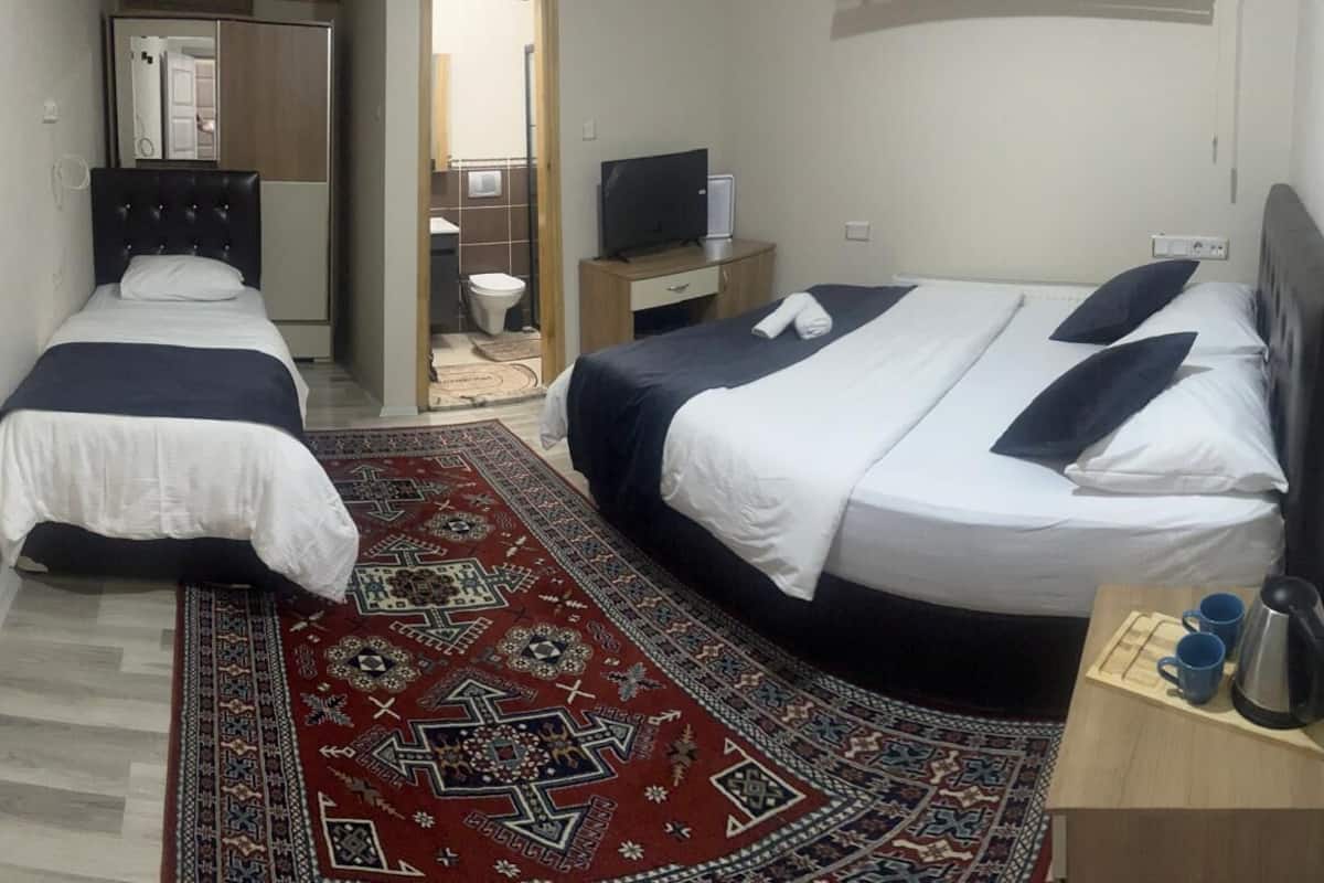 1 bedroom, premium bedding, desk, rollaway beds