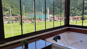 302 family rooms | Premium bedding, desk, rollaway beds, free WiFi