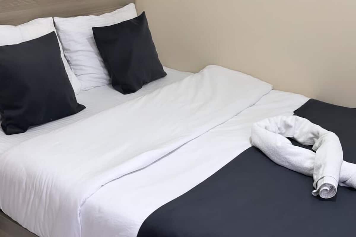 1 bedroom, premium bedding, desk, rollaway beds