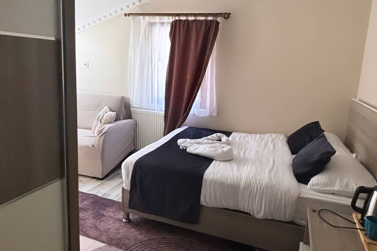 1 bedroom, premium bedding, desk, free WiFi