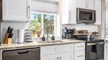 冰箱、微波炉、烤箱、炉灶