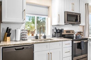 Fridge, microwave, oven, stovetop - Roomy 1BR Upper Flat in the Heart of Roseville (Roseville)