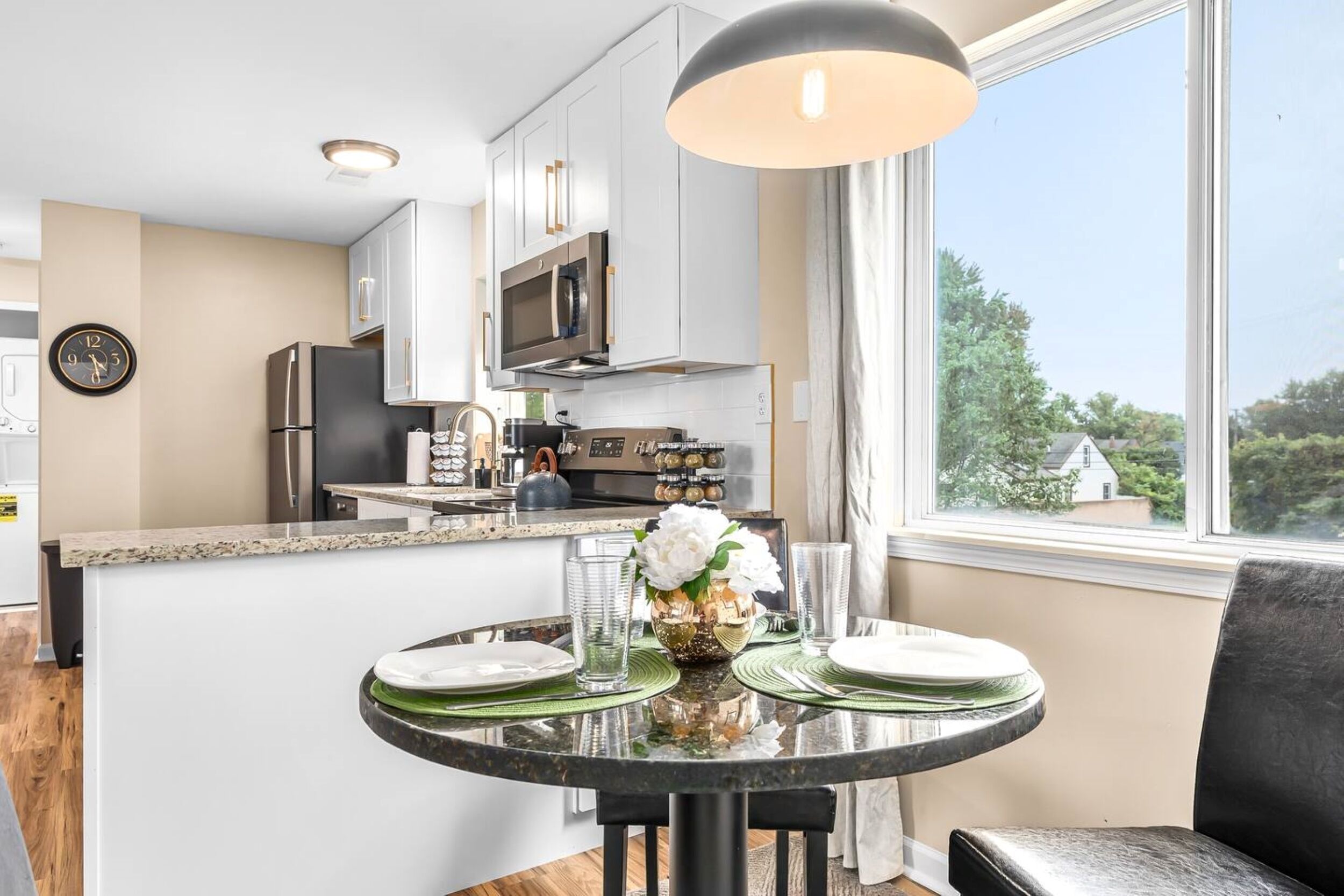 Een koelkast, een microgolfoven, een oven, een kookplaat