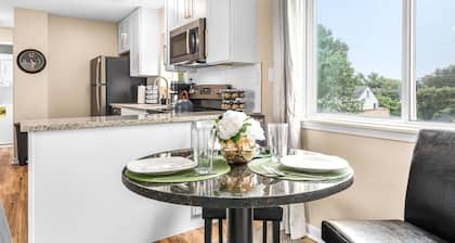 Roomy 1BR Upper Flat in the Heart of Roseville
