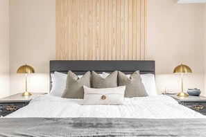 1 bedroom, desk, iron/ironing board, free WiFi - Roomy 1BR Upper Flat in the Heart of Roseville (Roseville)