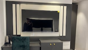 Une chambre moderne équipée d’un bureau, d’une chaise et d’un meuble de rangement.