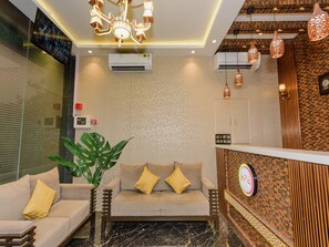 Lobby sitting area - Hotel Zillion Executive (Mumbai)