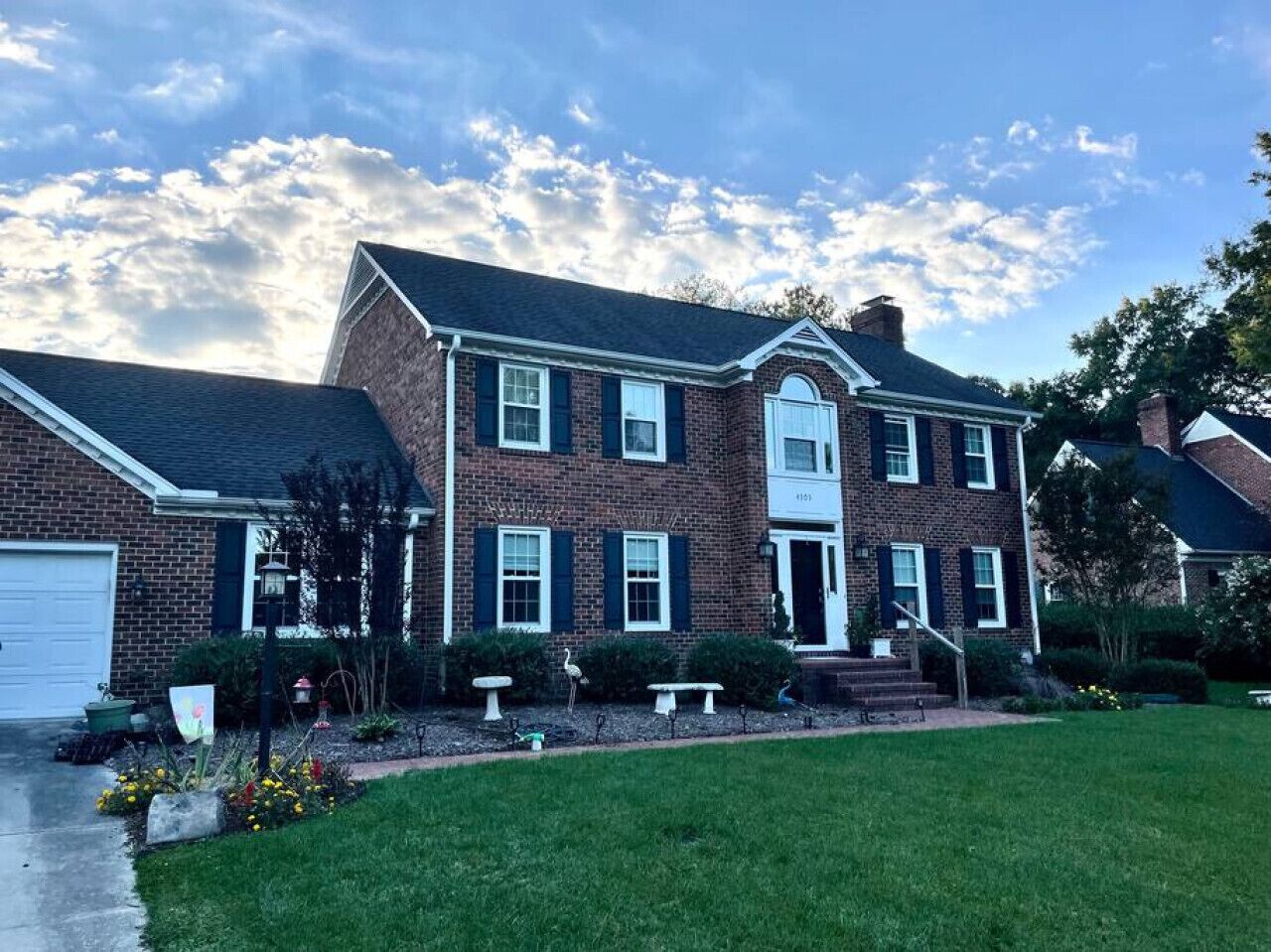 Stunning home located in the heart of the Triad with an immaculate outdoor area and updated furnishings.