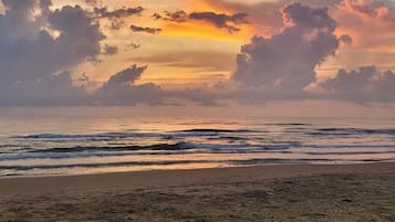 Pantai di sekitar